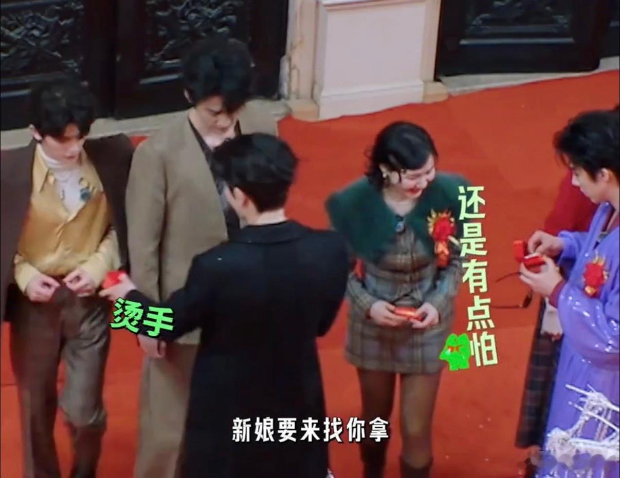 张凌赫这钻戒烫手听说原住民新娘要上门拿回钻戒，张凌赫立马转交钻戒给金靖，慌乱避让