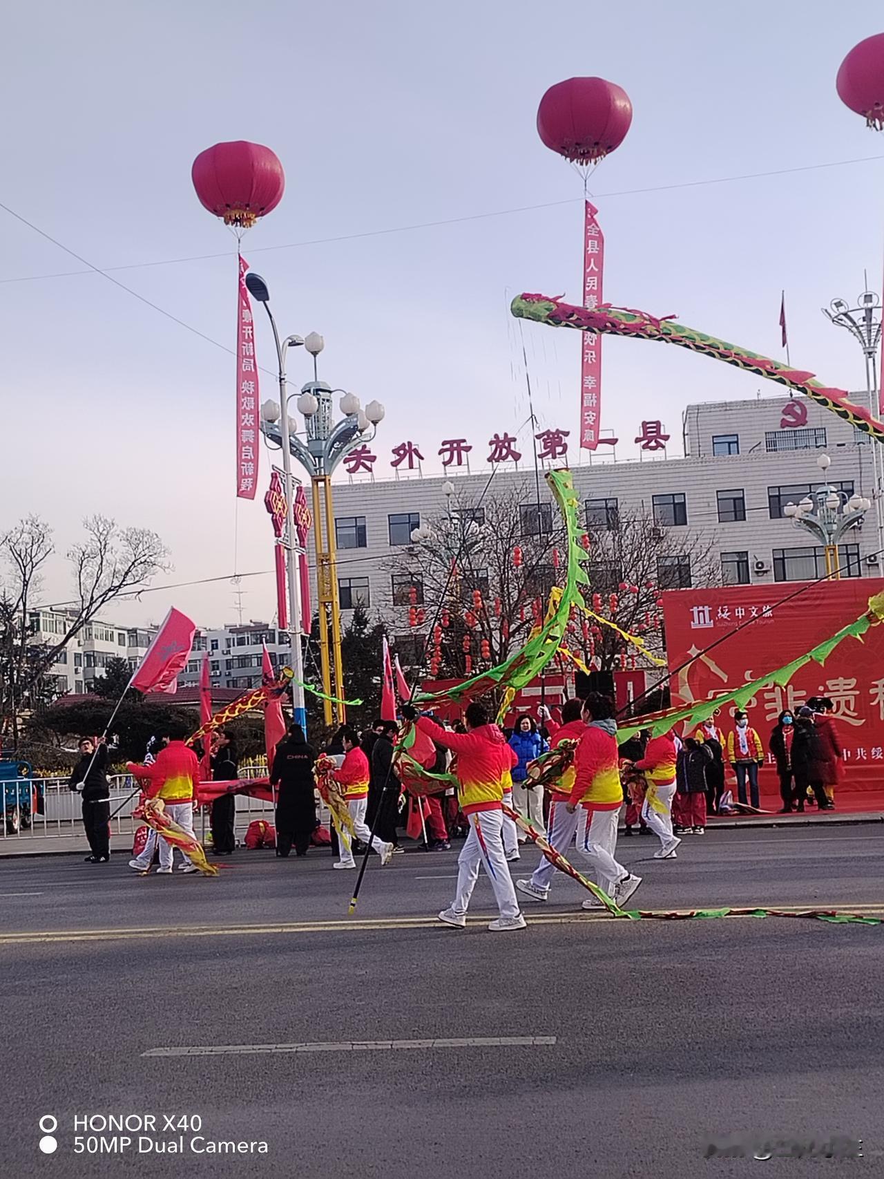 新年爱好打卡今天看完秧歌，卖了会苹果，我回家包饺子了。初五剩下的肉，包了一锅，过