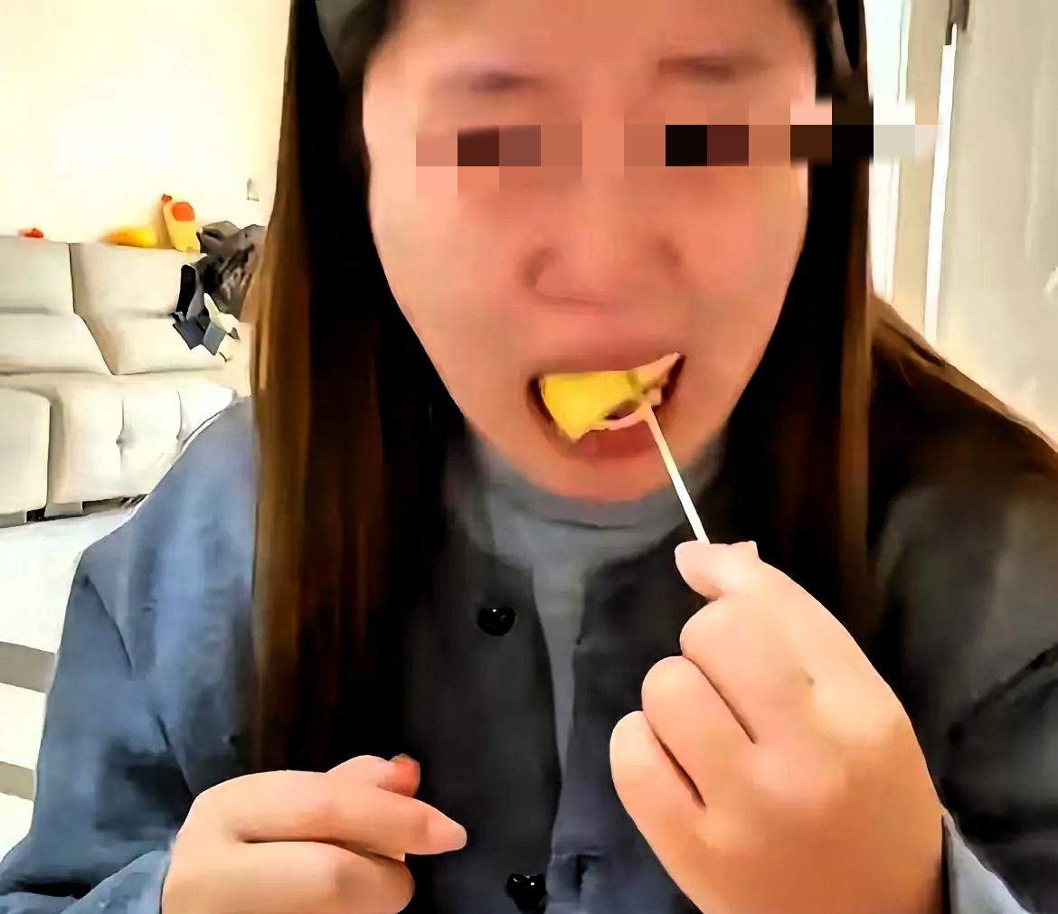 怀孕两个多月的媳妇，自己掏钱买点水果，却被丈夫骂“吃死你”，半个月后她去了医院