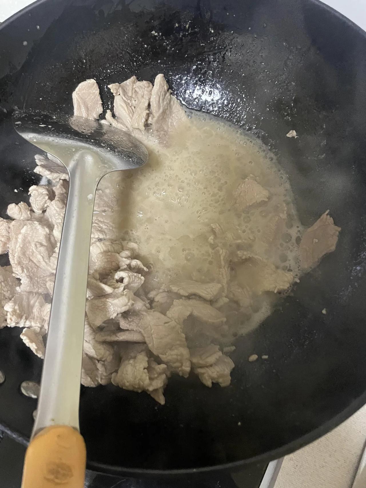 请问炒猪肉的时候为啥有这么多水？
过程：从连锁冷鲜肉店里买了肉，回家用水冲洗了一