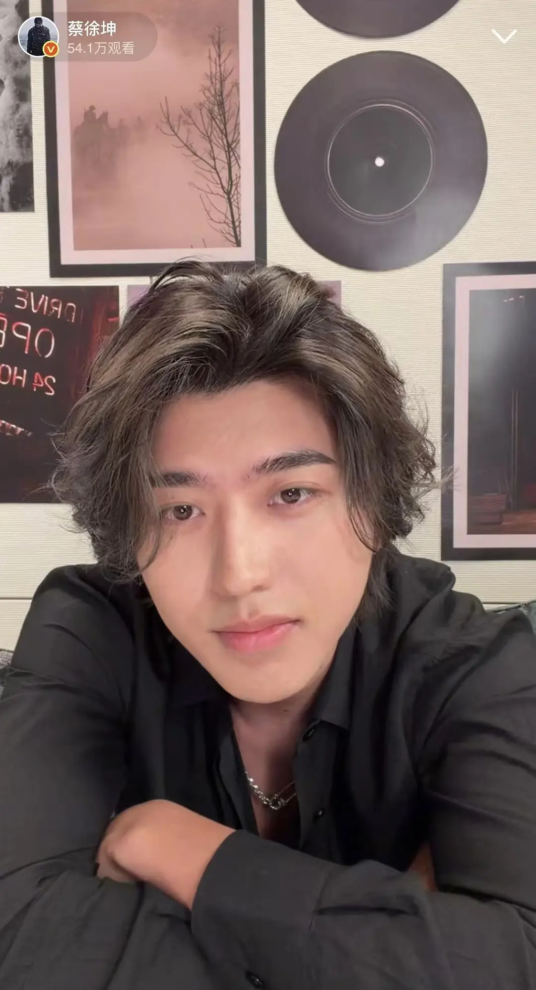 蔡徐坤新专辑妈耶，这居然是蔡徐坤？？？怎么变这么稠了，芒果味好重，果然男明星人一