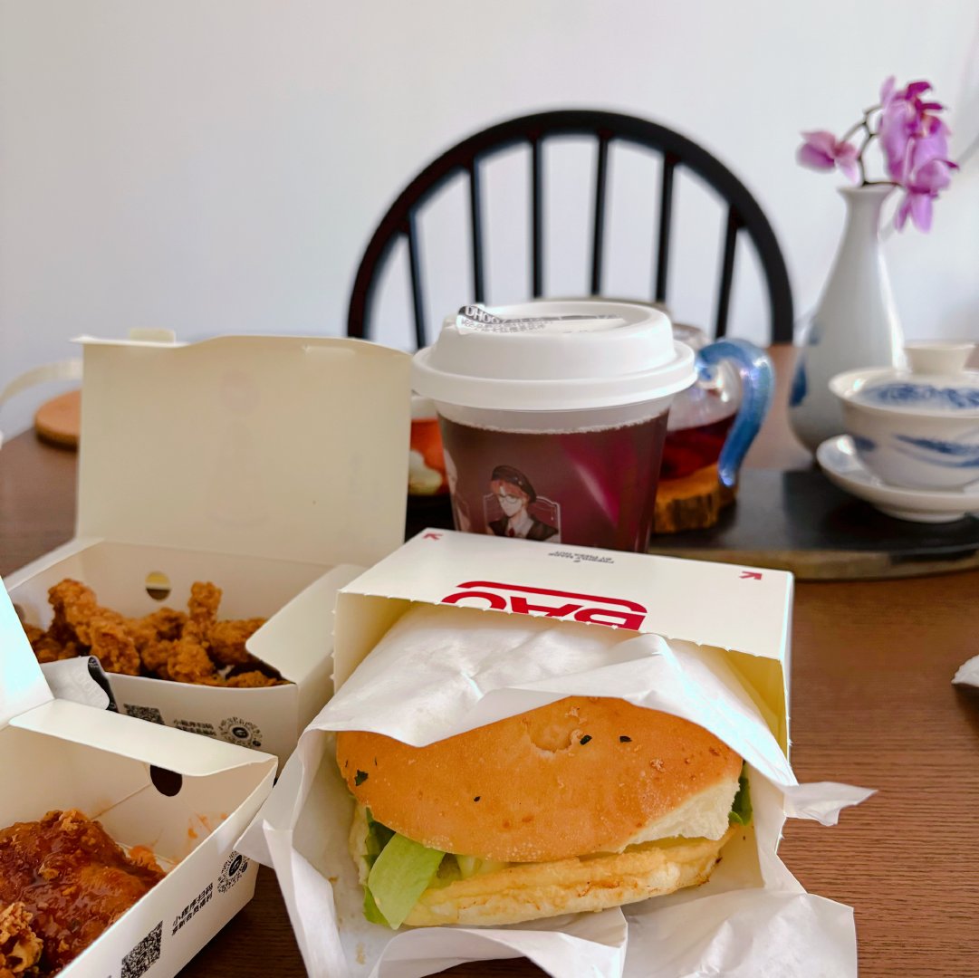 不想做饭咱也点个外卖必胜客汉堡🍔四件套虽然他们家做披萨🍕见长但我觉得必胜客汉