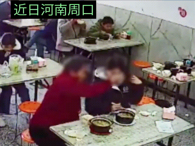 这样的奶奶带孙女真可怕，一位奶奶带着14岁的孙女去面馆吃面，为了想让老板免单，从