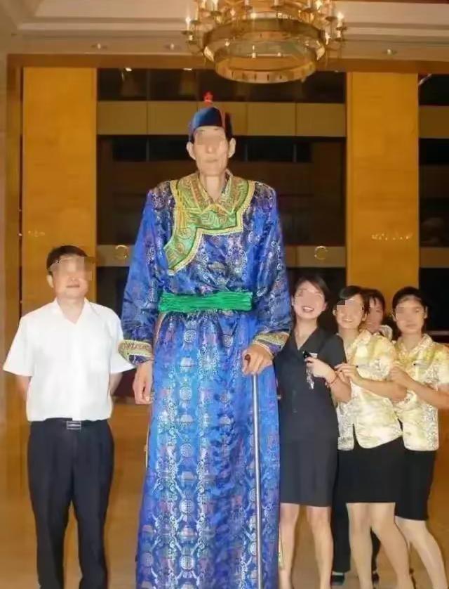 谁能想到，一个连睡觉都只能打地铺的内蒙古放羊汉，最后竟成了惊动吉尼斯总部的“世界