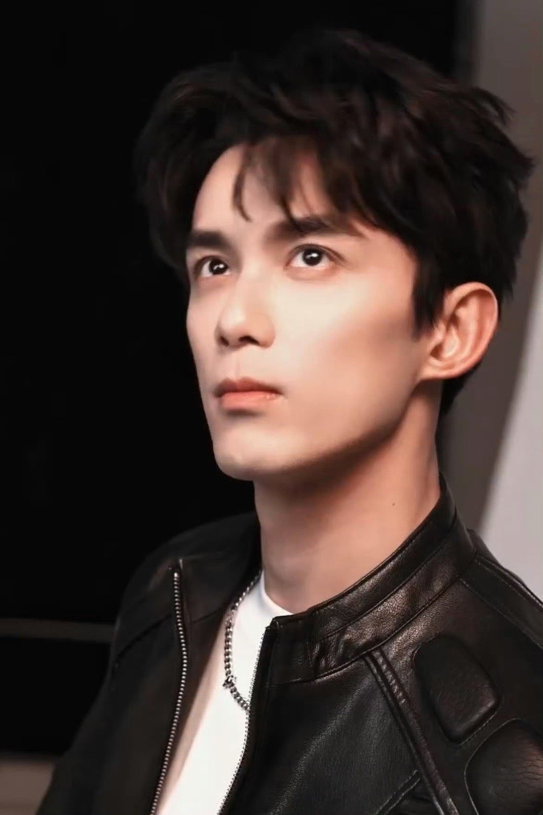 吴磊 黑色皮衣最严厉的父亲 点开视频就陷进去！吴磊黑色皮衣帅到失语，酷炫狂拽潮男