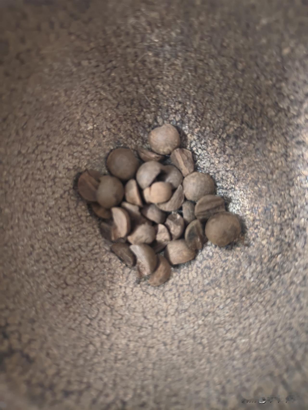 开盘前提醒，要是今天走势和昨日一样，大量股票大阳，就要注意风险。
本来觉得周四调