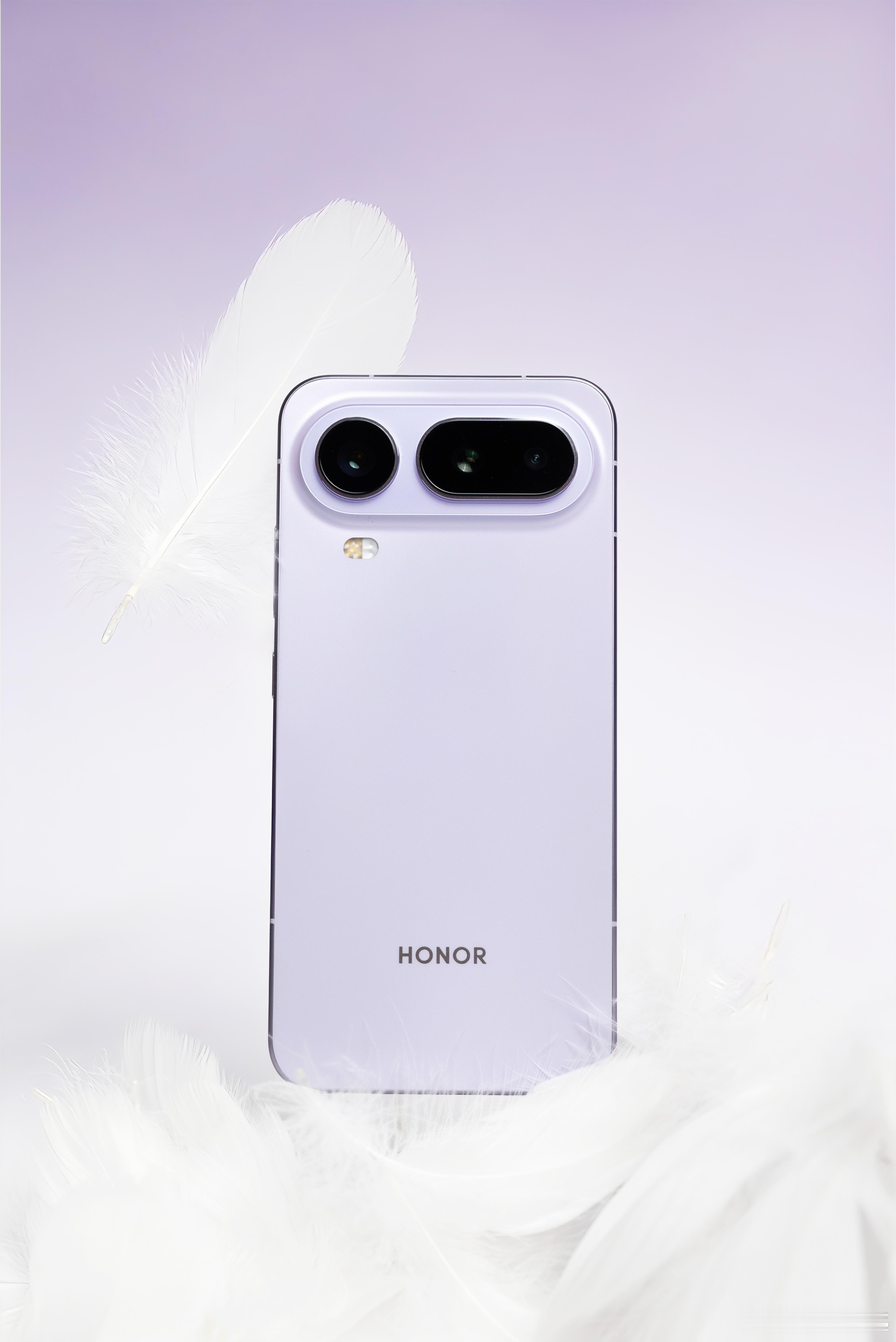 买手机选中端机还是上代旗舰？手机圈里一直有一句话：早买早享受，晚买享折扣。对于这