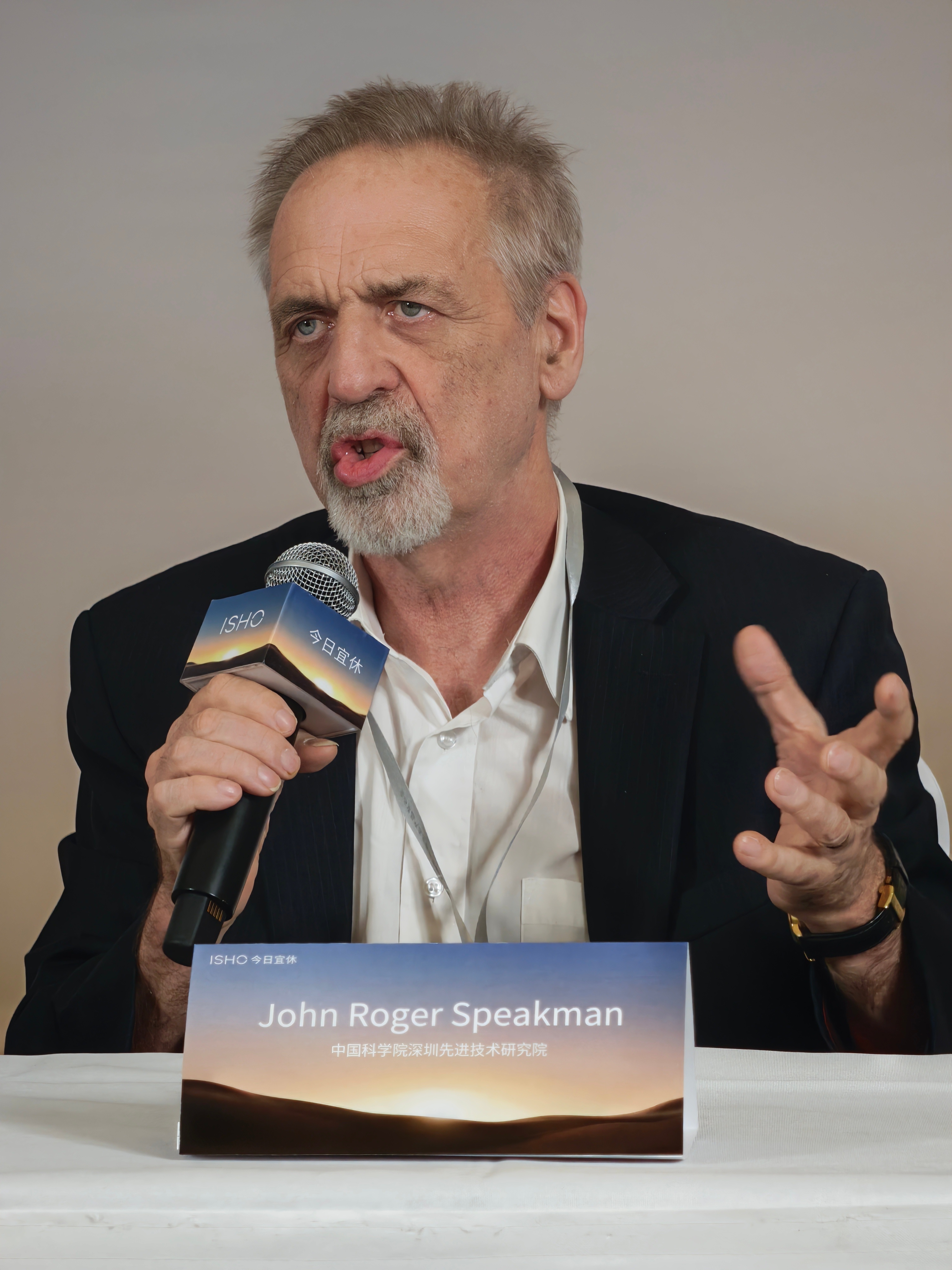 今天今日宜休 发布会后，有个小专访，受访人是王腾和John Speakman院士
