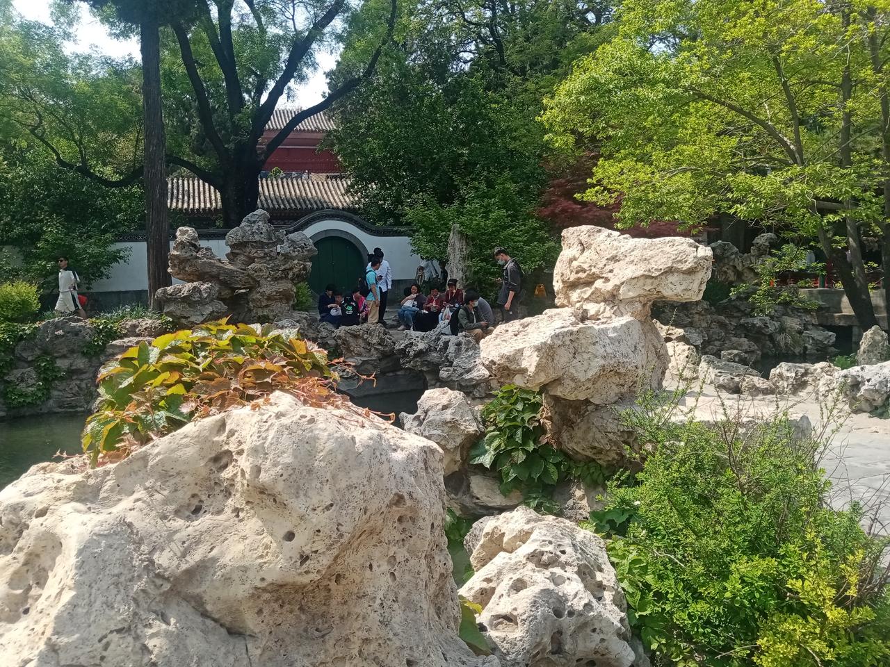 之前逛北海总盯着白塔和湖面走，直到上个月绕到北岸快雪堂前，才撞见那两块云起石。