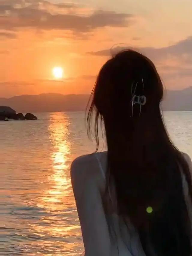 张雪峰一句话点醒无数女生：别拿前途换爱情！
 
别傻了姑娘！别为了一个人，赌上自