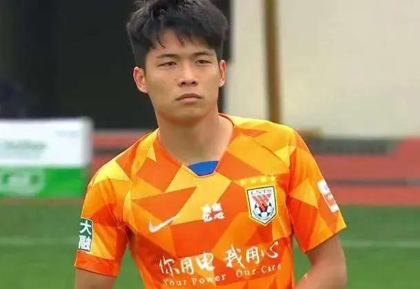 段刘愚今年28岁，足球运动员的黄金年令。说起来是山东足球的老队员了，2015年就
