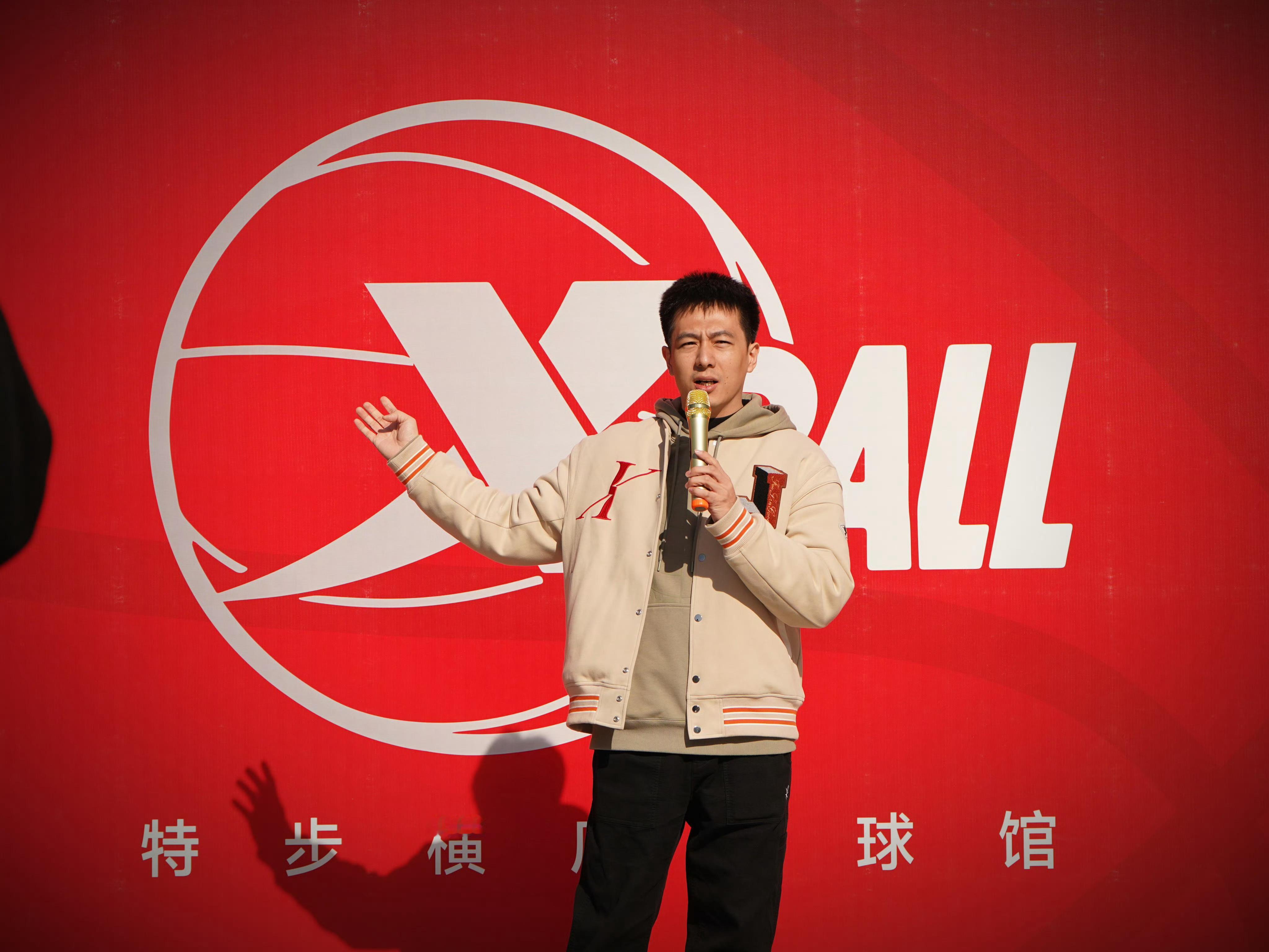 特步横店篮球馆全国首家，未来将会更多布局，欢迎来玩[来]#潮流inbox##特步