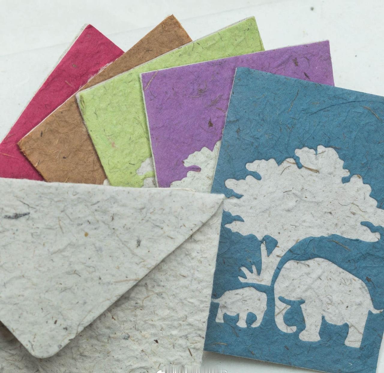 梓渝闻大象粪纸的反应也太真实好笑，
隔着屏幕都仿佛闻到味道！
其实大象粪纸是用大