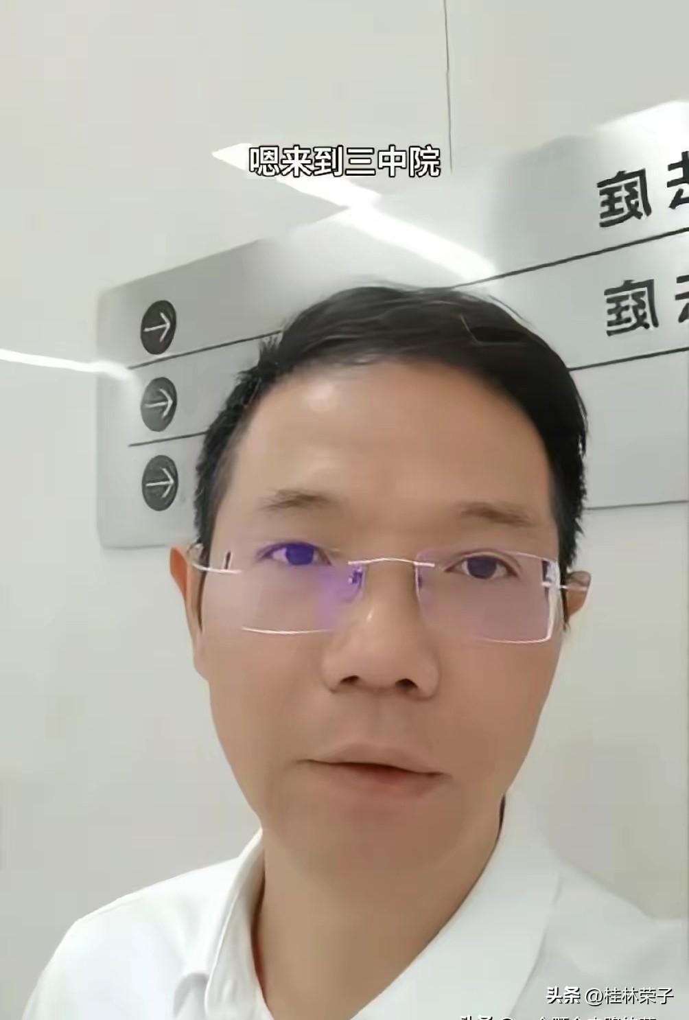 李圣老师这是第四次来到F院！
声称这次来誊抄换了办公室，
因三十F庭有人用，
这