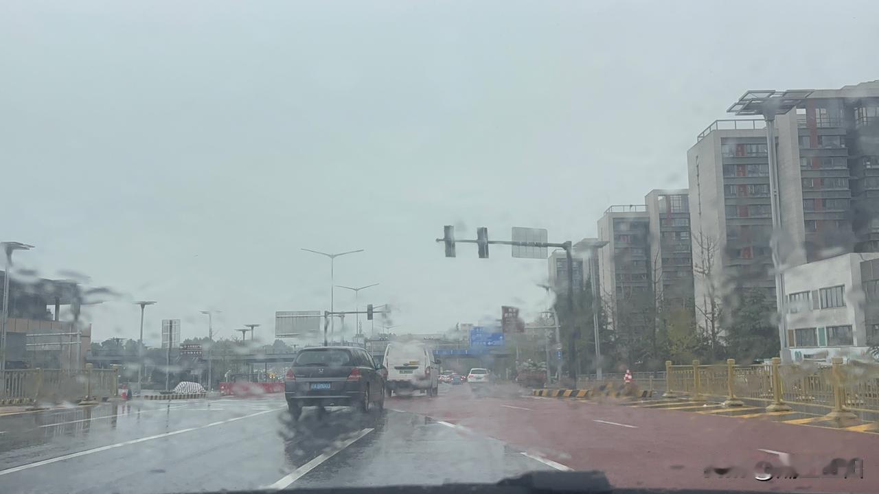 西安太华路立交这里，和以前不一样了，好像增加了公交车道，还有围挡分开的