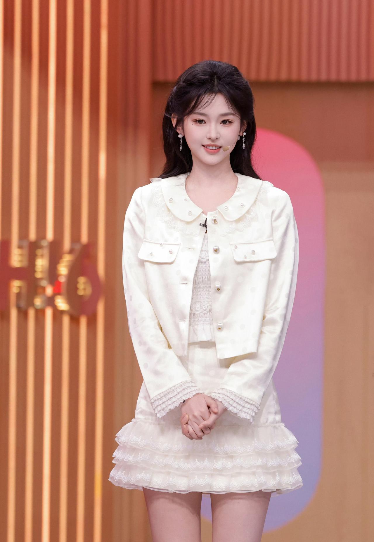 奶油蕾丝套装，清甜少女时刻。

李柯以｜奶白温柔甜系造型。