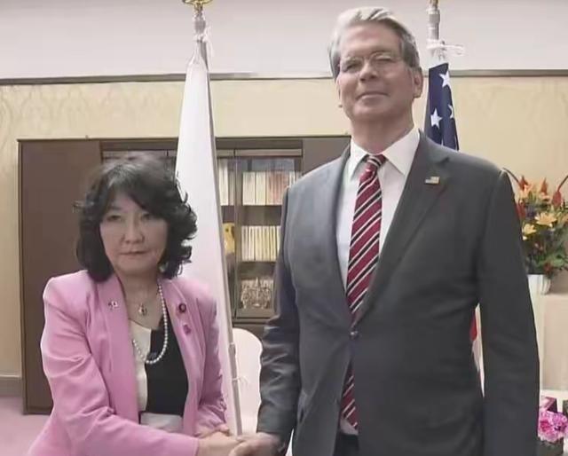 终于扬眉吐气了！
瞅见没那昂着脑袋的眼神儿，压根不带正眼瞧人的那种劲儿。没了大豆