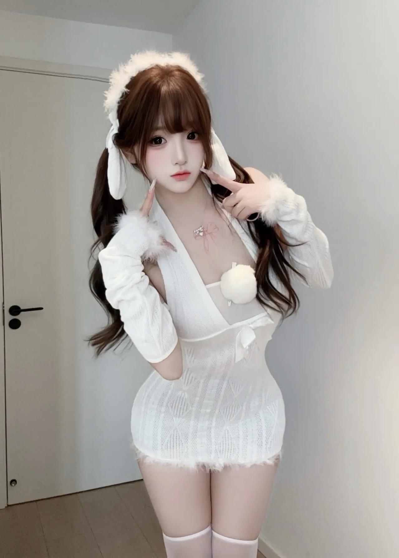 不用去漫展，在家也能拍出“兔娘”氛围感！白色毛绒发箍+露肩针织裙，慵懒中带着小性