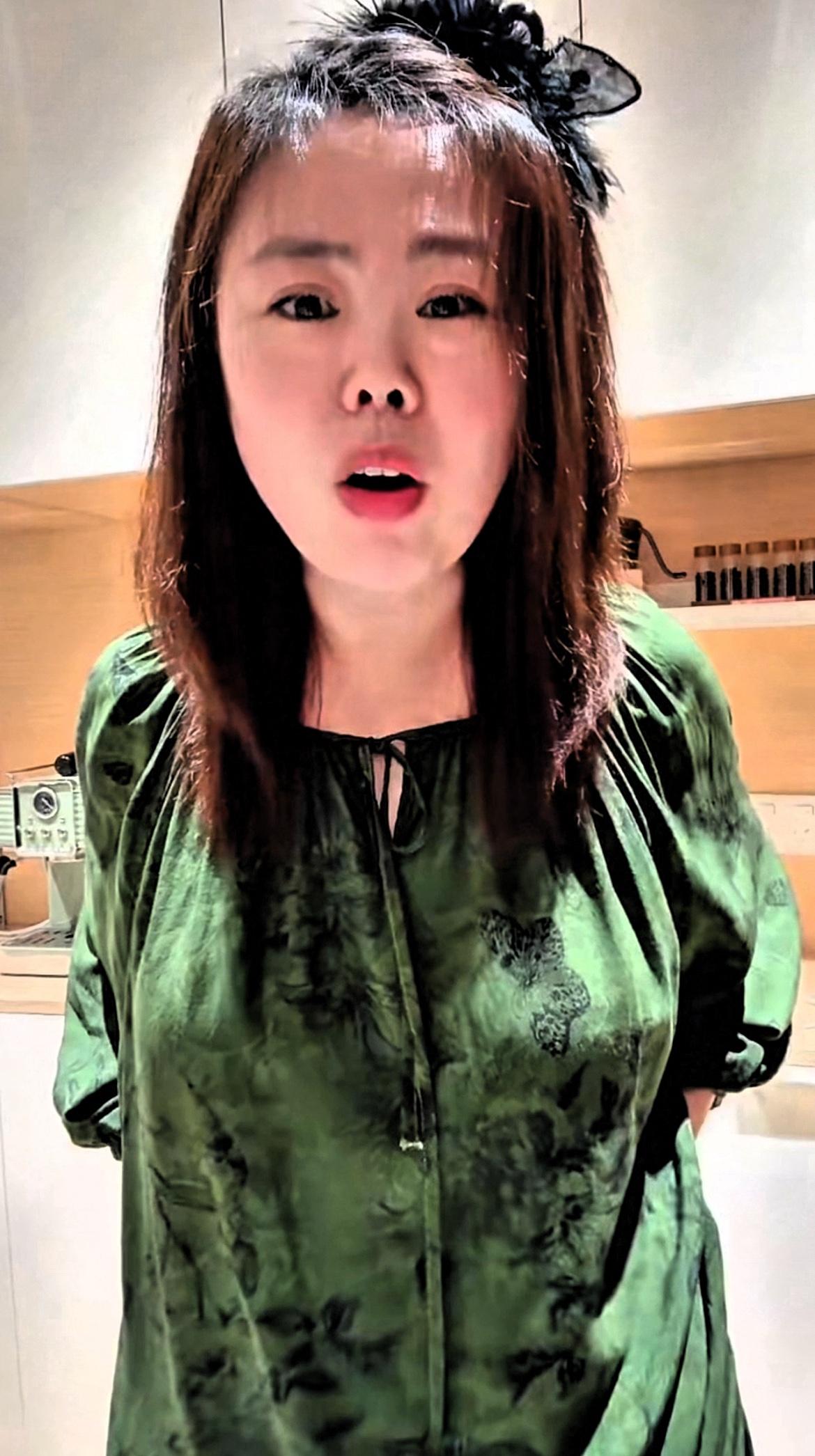 苦茶丹丹香，直播暴怒！疯狂拉黑小伙伴！
苦茶直播被粉丝吐槽，说苦茶丑，脸大，有眼