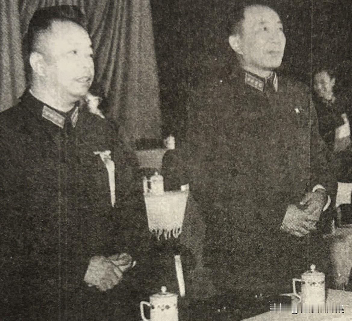 上世纪五十年代，王树声（左）同罗瑞卿（右）出席总参谋部、总政治部和总后勤部会议。