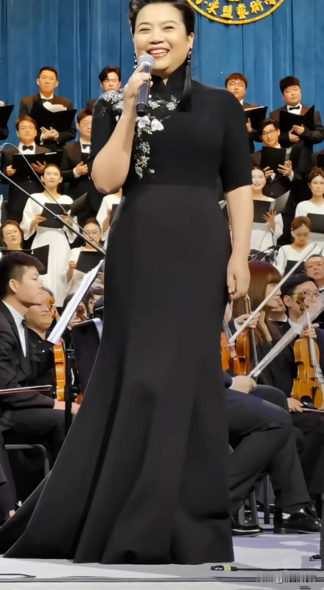 都说清瘦窈窕好看，可是她这血气充足、珠圆玉润的样子也好美啊！
张也现身保利歌剧院