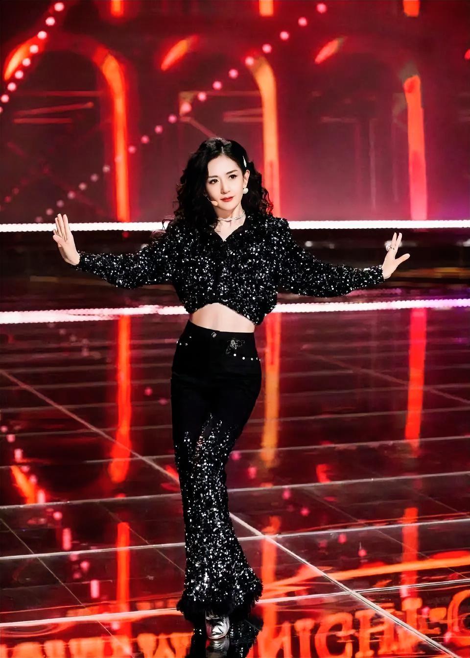 刚刷到谢娜直播说要开演唱会，我愣了三秒。明年？个人演唱会？还要唱《菠萝菠萝蜜》？