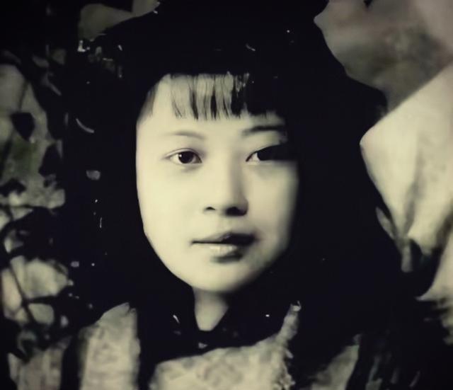 1945年，日军轮奸了黄美英，紧接着在她的下身灌入辣椒水，割去了她的双眼和双乳。