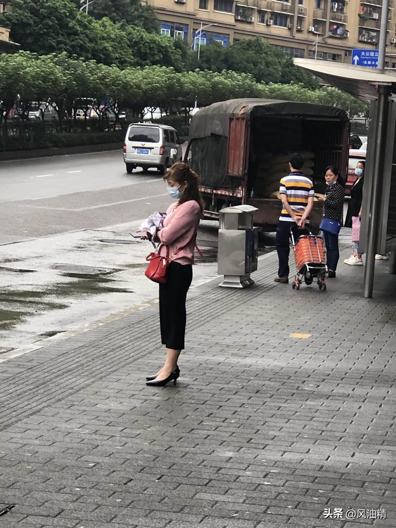 2026年春季，一步包臀后开衩裙裙成为广大职业女性的穿搭主流，像弹力高腰包臀一步