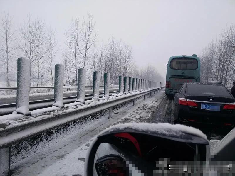 爱占便宜的爸爸VS明事理的儿子

通往湖北高速公路上遭遇暴雪堵塞，很多车子都不得