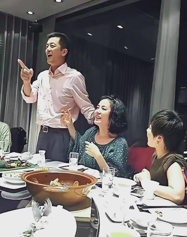 别再说离婚是感情的失败。
看看这张老照片里的王菲和李亚鹏。
饭桌上，王菲笑得脸上