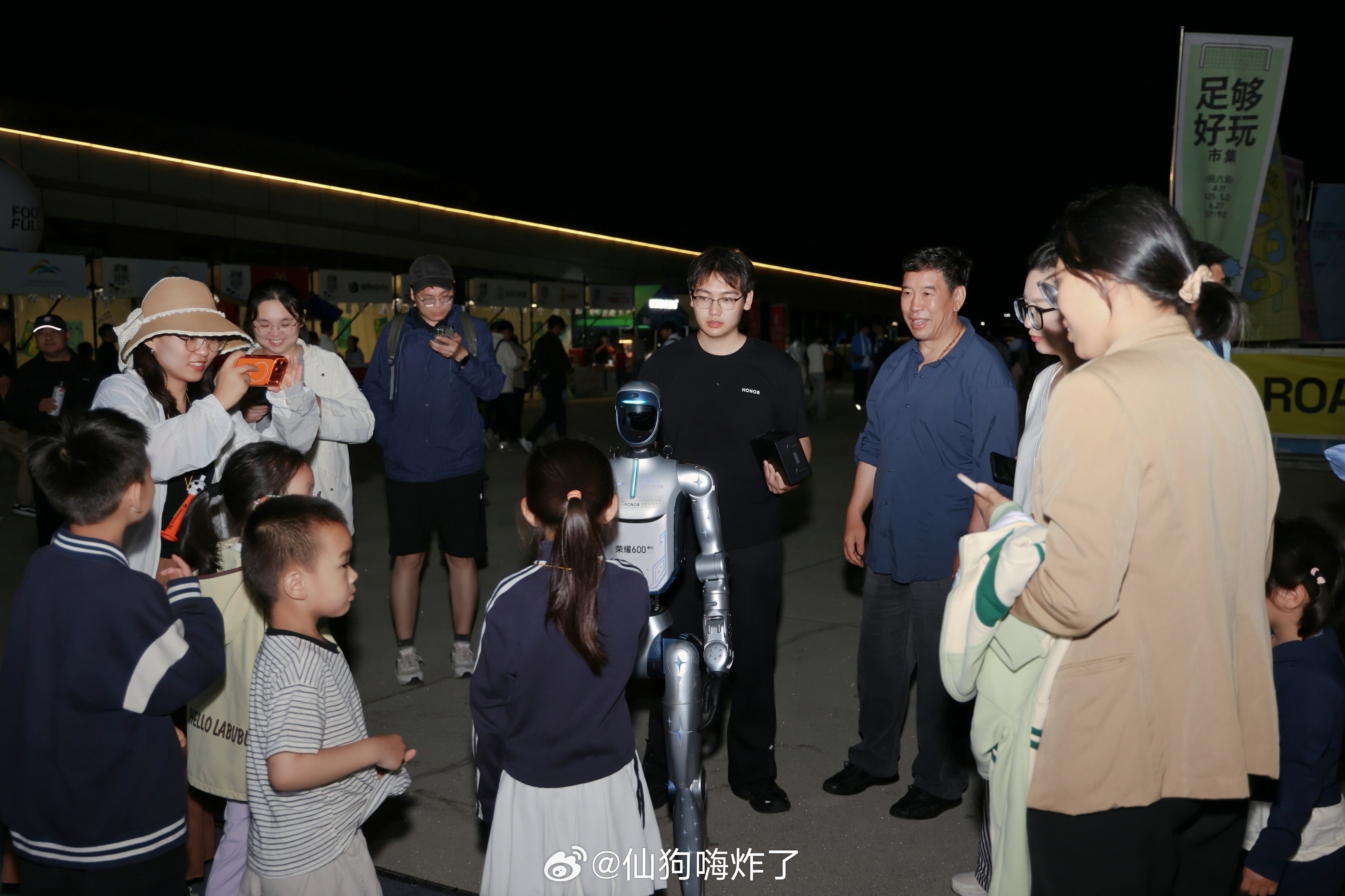连云港打call官被许愿球迷包围了连云港专属幸运星在线营业，本意助力本土球队赛场