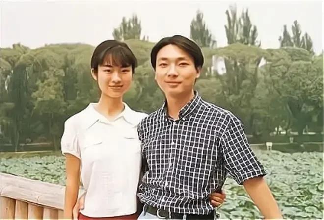 1998年，康辉和女友刘雅洁，为了纪念他们深情的爱情，拍了一张合影，两人的颜值都
