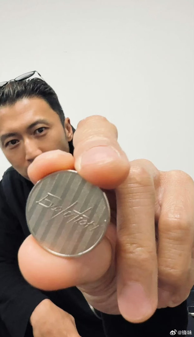 谢霆锋学会变魔术了谢霆锋进化演唱会 谢霆锋：以前摔吉他，现在变硬币！《推倒重来》