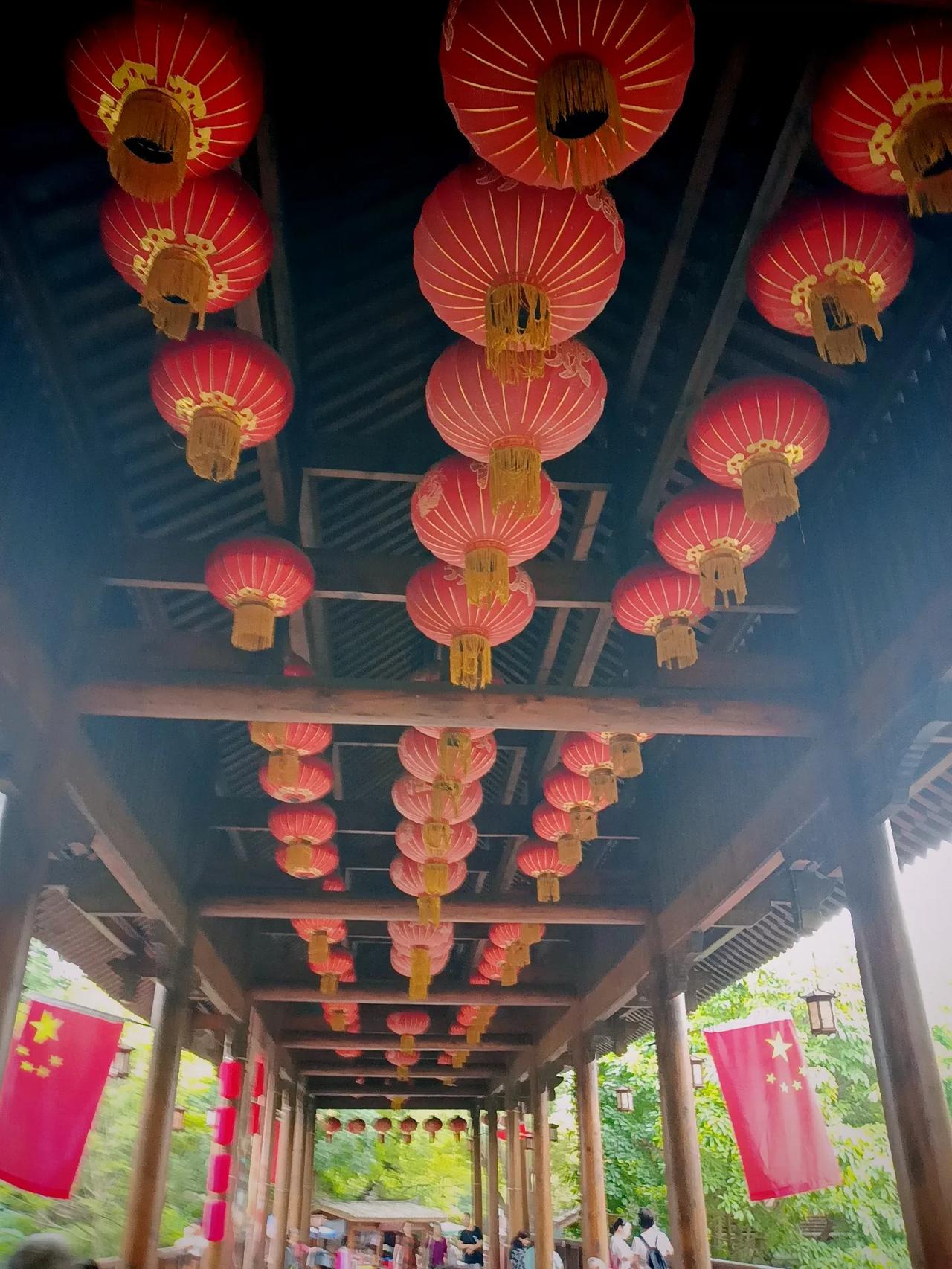 国庆快乐！为哈工大点赞！
在美国的科幻大片终结者中，最大的反派是个液体机器人。曾