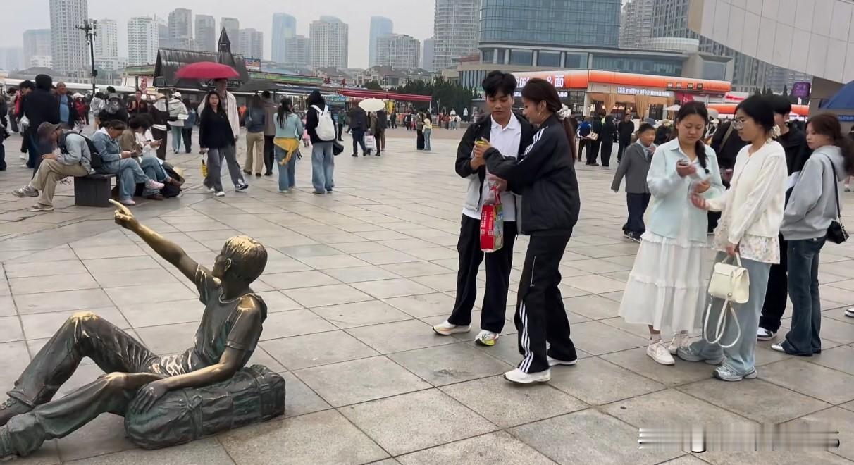 节日的星海广场，昨天还下着小雨，游客还是巨多。

许多外地游客，为了在雕塑前拍照