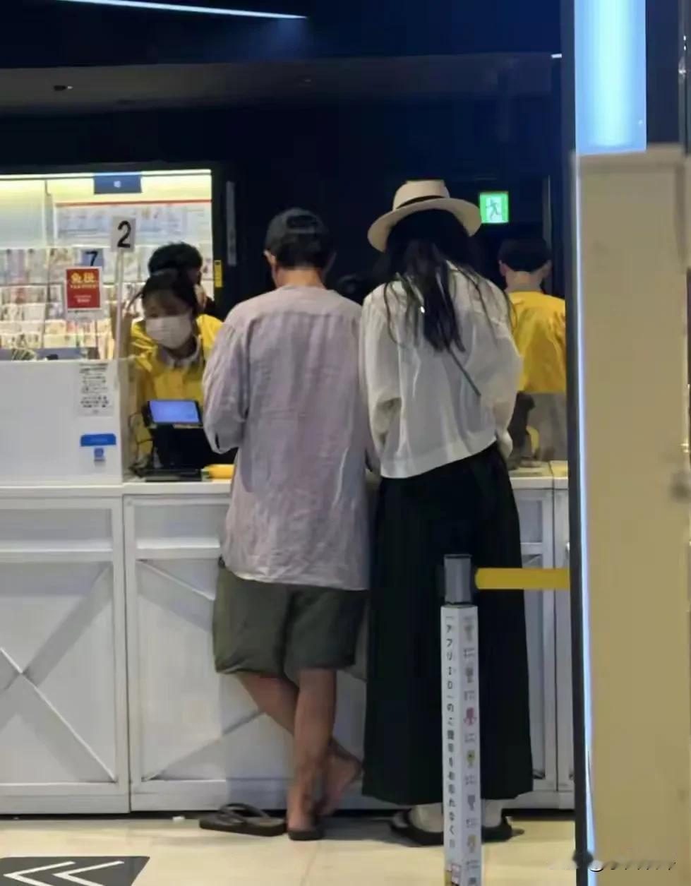 原来贵的衣服也会皱巴巴的。有网友在日本某商店偶遇陈冠希带着妻子秦舒培和女儿购物。