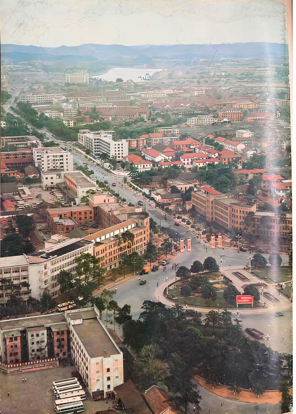 考古一张40多年前广西首府南宁的老照片……                   