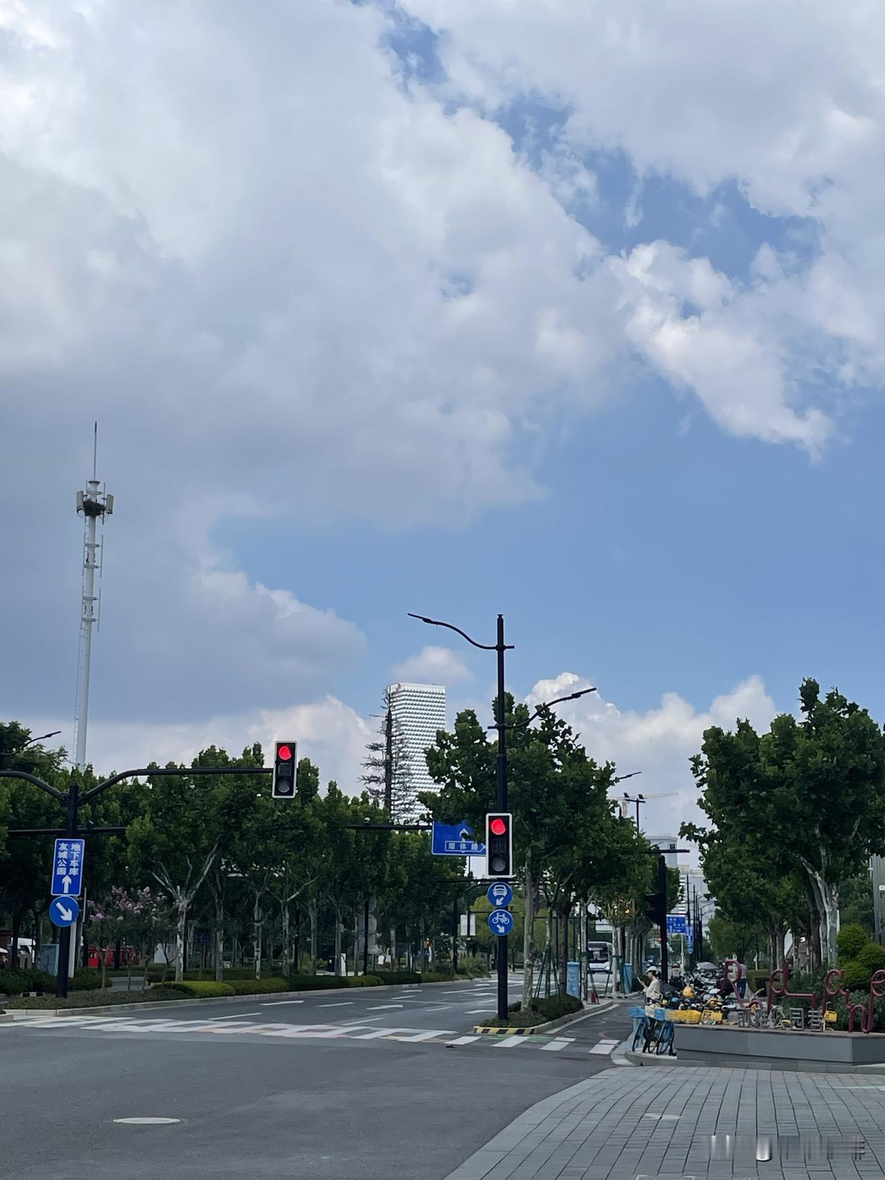 一座会在蓝天白云中隐身的建筑