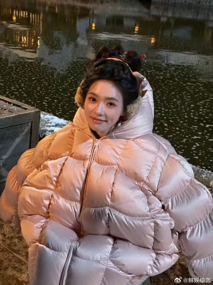 林允上车鞋掉了假装淡定内心慌，林允上车鞋掉，全程又惨又好笑 