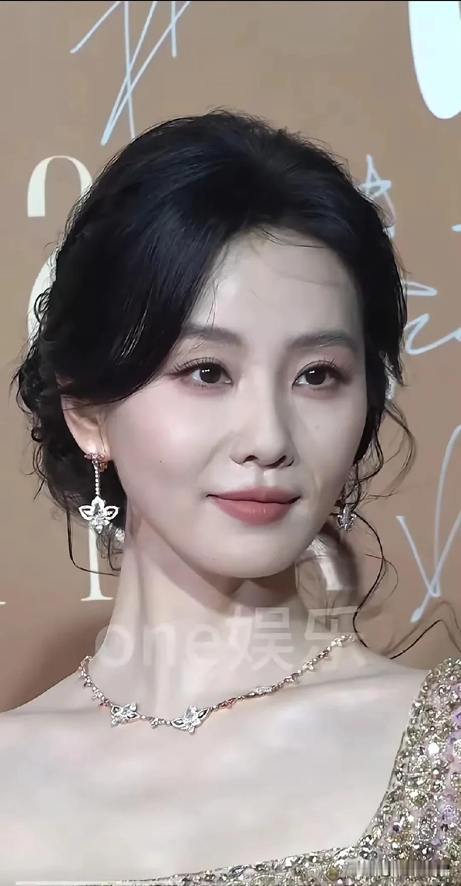 刘诗诗真的太可惜了！当初是那样温婉如玉、淡雅如菊的女神，如今变成了这般劲风百般催