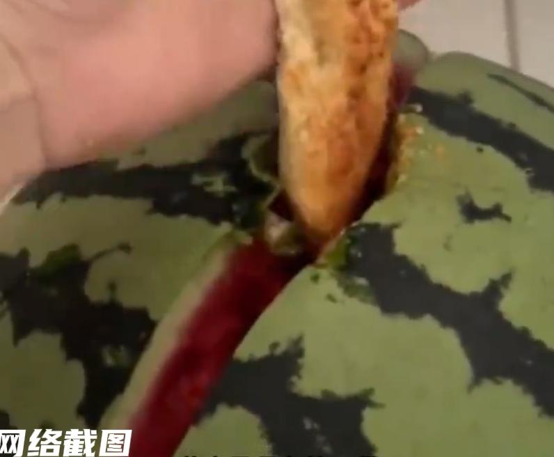 新疆有女子要切手里的西瓜，直接没有找到刀具而是用了放一周的馕饼，就对着西瓜皮切了