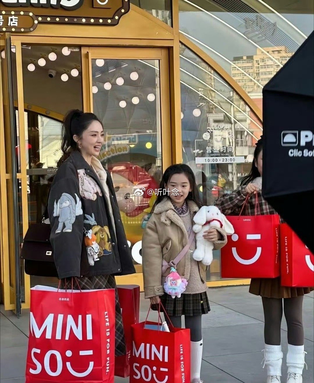 其实我真觉得有颜有钱有女儿，是可以不用再婚的。 