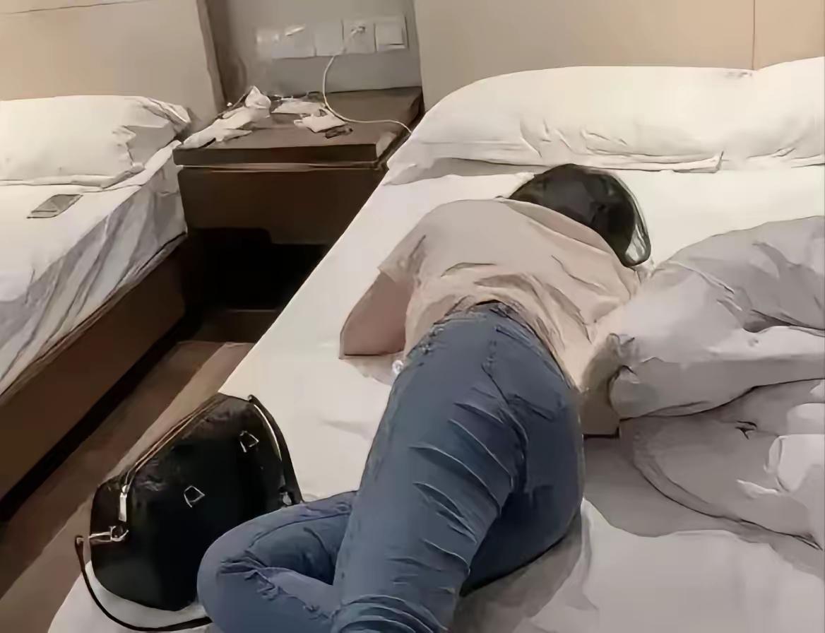 色字头上一把刀！贵州贵阳，52岁男主管带28岁女下属出差，饭局上女下属喝醉断片，