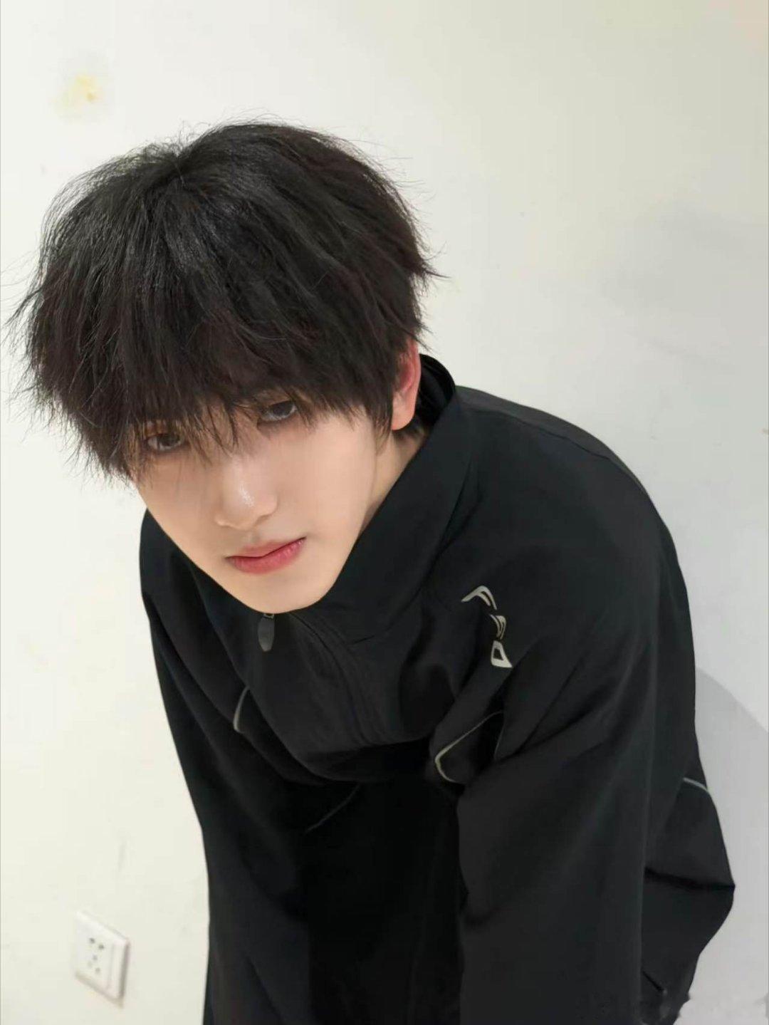左奇函 💙zqh左奇函真的是宝藏男孩！舞台表现力满分，rap实力超群，笑容治愈