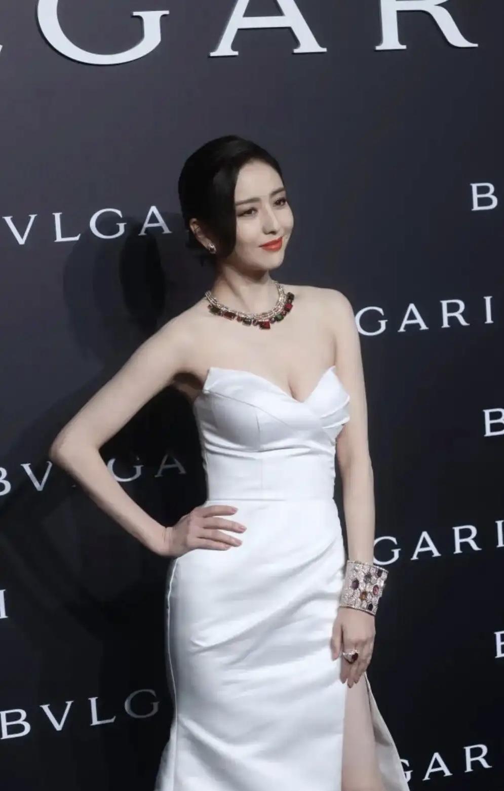 佟丽娅深V白色长裙造型惊艳亮相，生图直出胸线长腿配冷白皮，熟女韵味与极简高级感并
