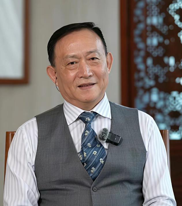 著名经济学家卢麒元教授最近称：咱们的股市要真正好起来，光防着外面的资本没用，关键