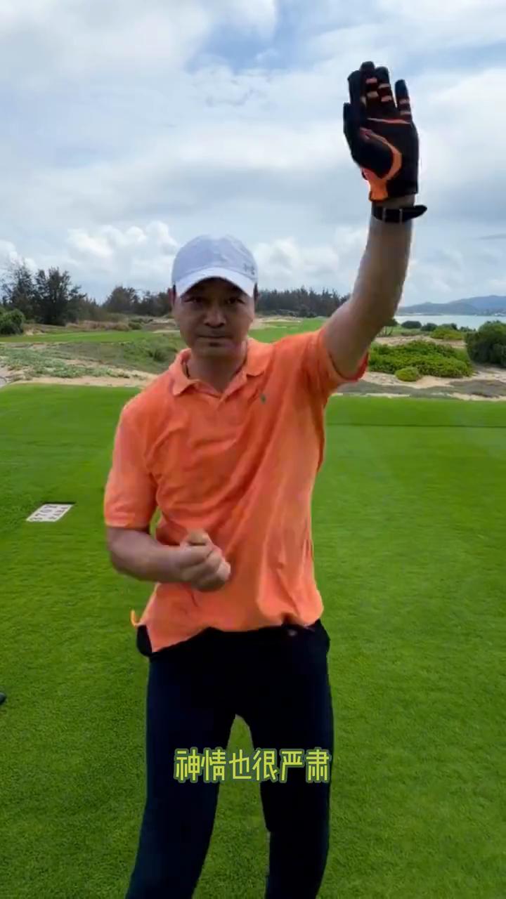 这就是现在年轻人流行的时尚吗？弯刀裤到底是谁发明的？吴越本来在认认真真的打太极，