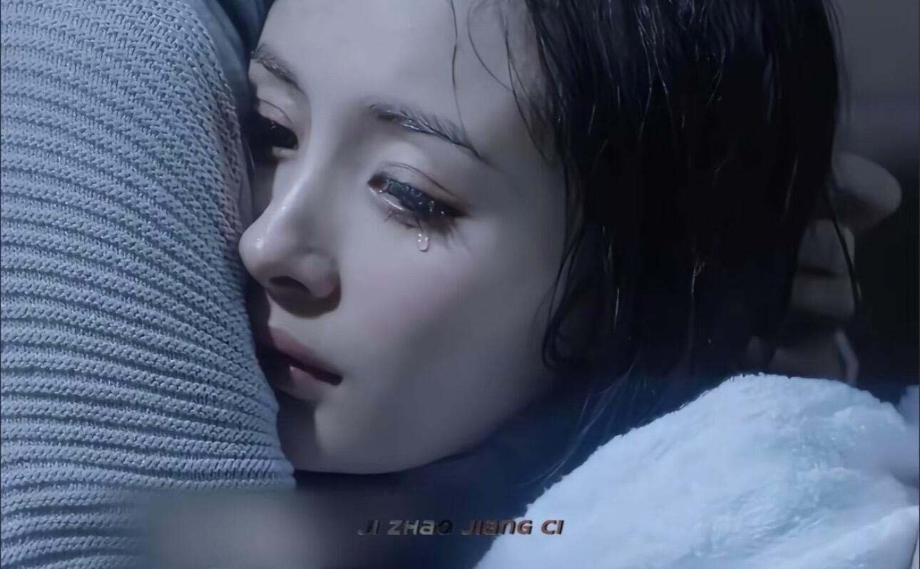 长红十六年的狐系美人！都说小红靠捧，大红靠命。杨幂长相的辨识度极高，小缺点在美人