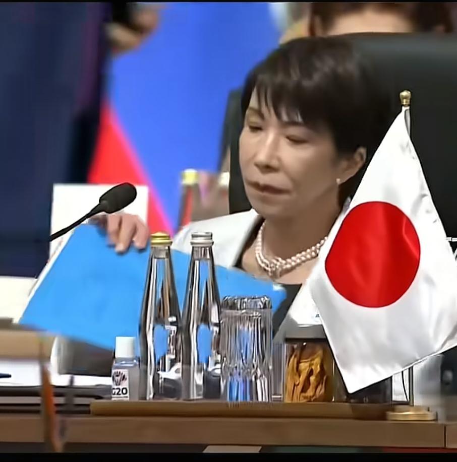 在南非G20峰会的记者招待会上，高市早苗表示，"无论如何，日本与中国之间全面推进