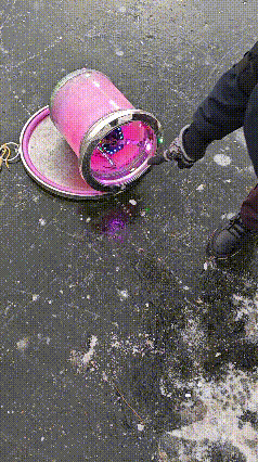 直径将近1尺的嘎，真是开眼界了，内部装着音箱，吸睛率杠杠的！
手工做这嘎的老哥真